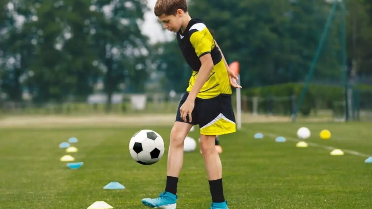 How do I juggle a soccer ball 100 times?